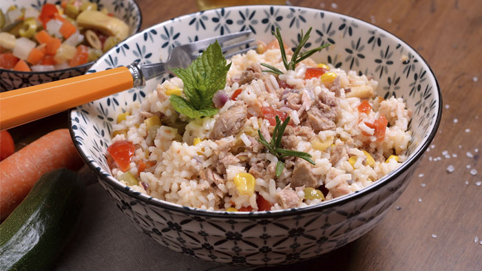 Insalata di riso con rucola, salmone e tonno: pranzo in freschezza!