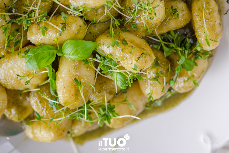 Un primo dal gusto ricco: gnocchi alle erbe e provola affumicata